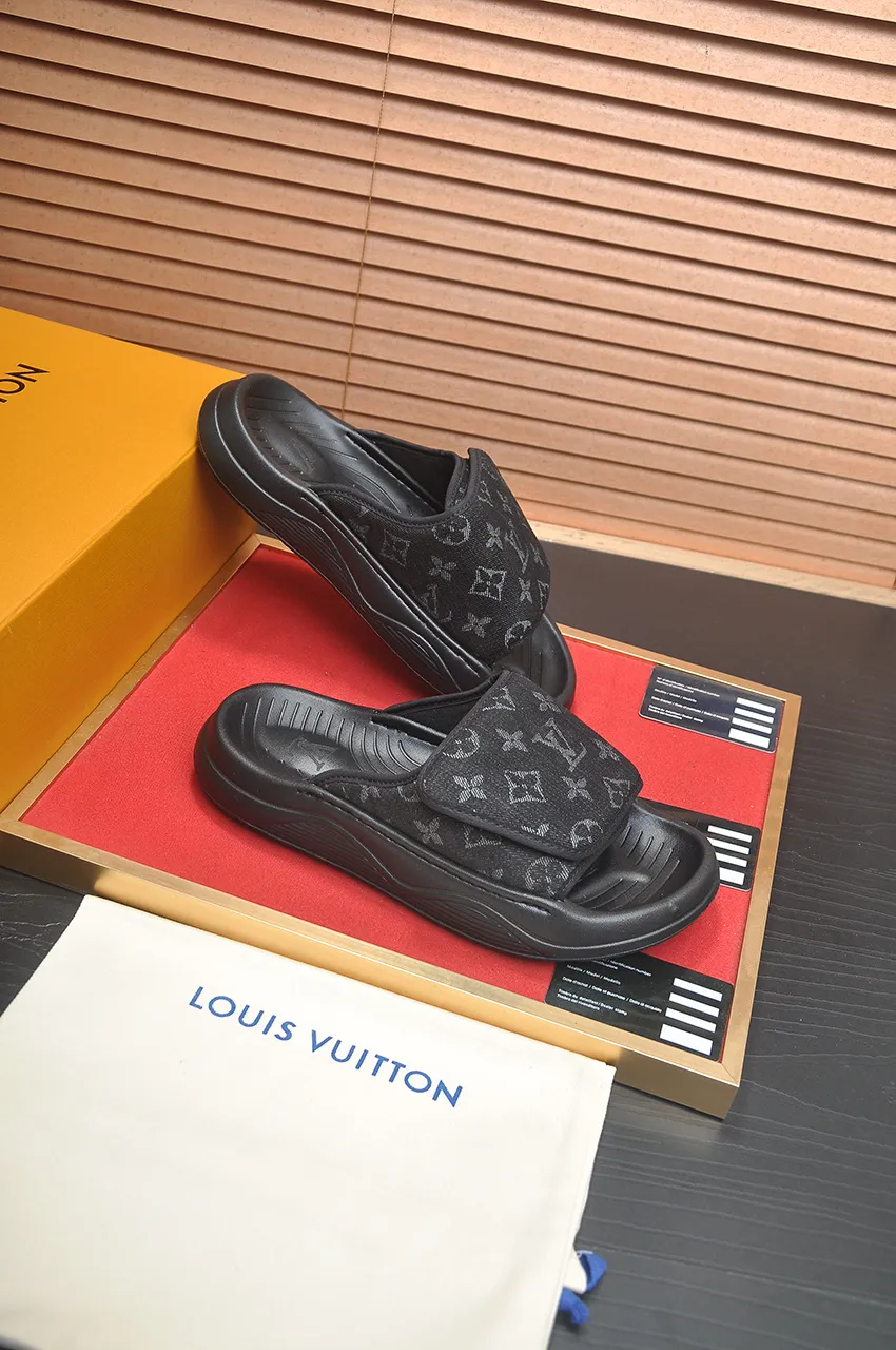 Men's men's shoes 💰340💶 [Louis Vuitton LV slippers] (high-end cowhide) counter 1:1 fashion style, a must-have for summer! The designer used LV’s iconic outsole. The original simple slippers instantly become fashionable! The upper is made of flexible special cowhide leather straps alternately, and the workmanship is exquisite! A must-have for stylish men in summer, size 38-45 (45 customized)